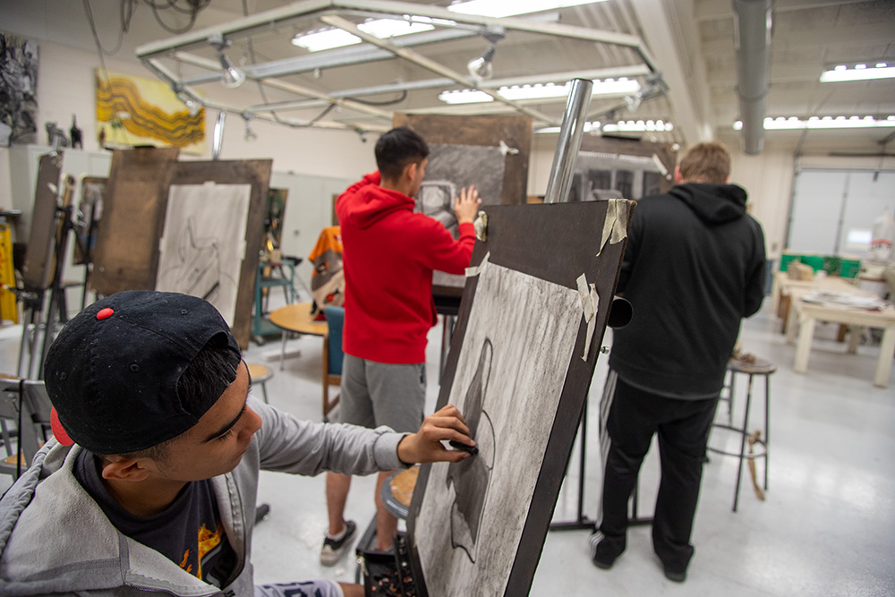 students in drawing class