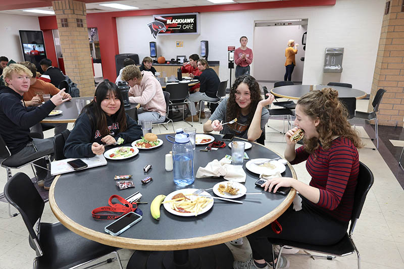 Students eating in cafe