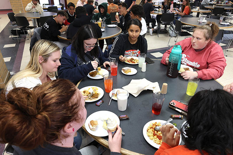 Students eating in cafe