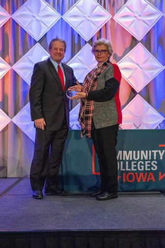 Dr. Lor Muntz and Dr. Michael Ash Woman and man posing together holding award